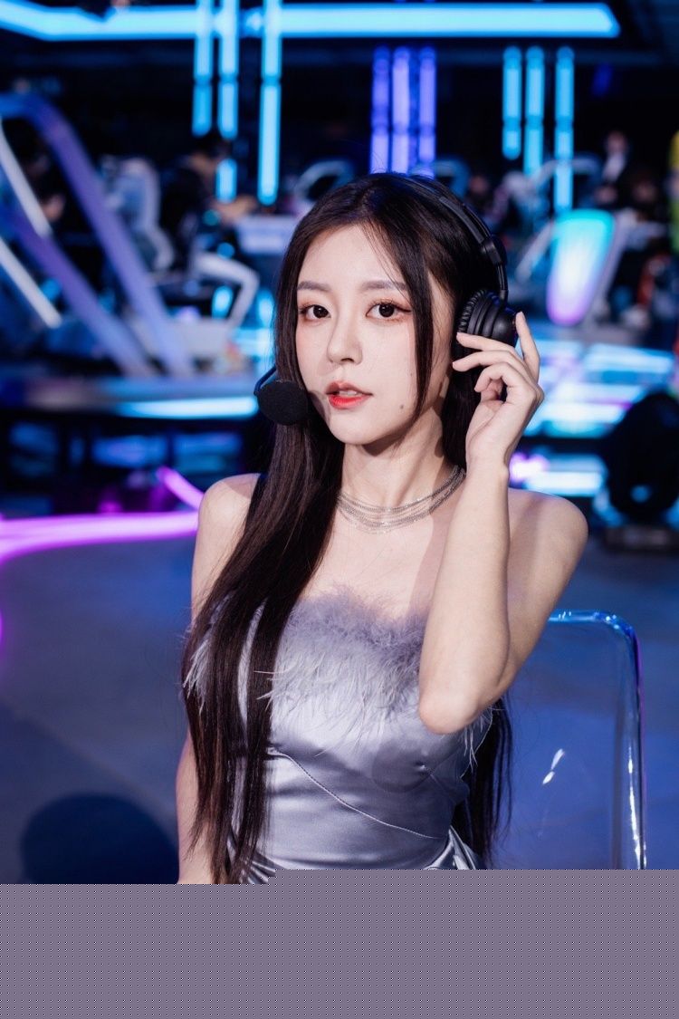 lol手游解说昂哥晒照